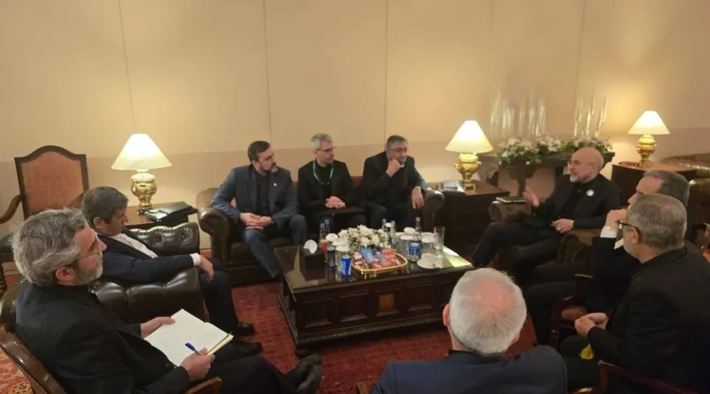 صورة نشرها التلفزيون الرسمي من اجتماع الوفد الإيراني على هامش محادثات باكستان