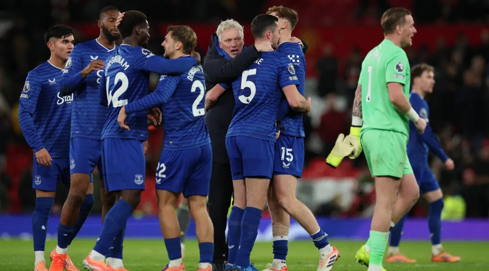 فريق إيفرتون (رويترز)