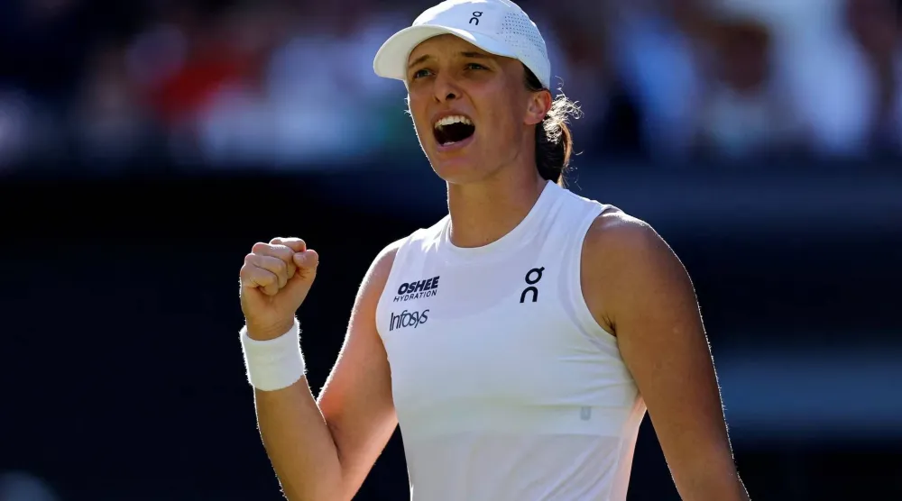 البولندية إيغا شفيونتيك (رويترز)