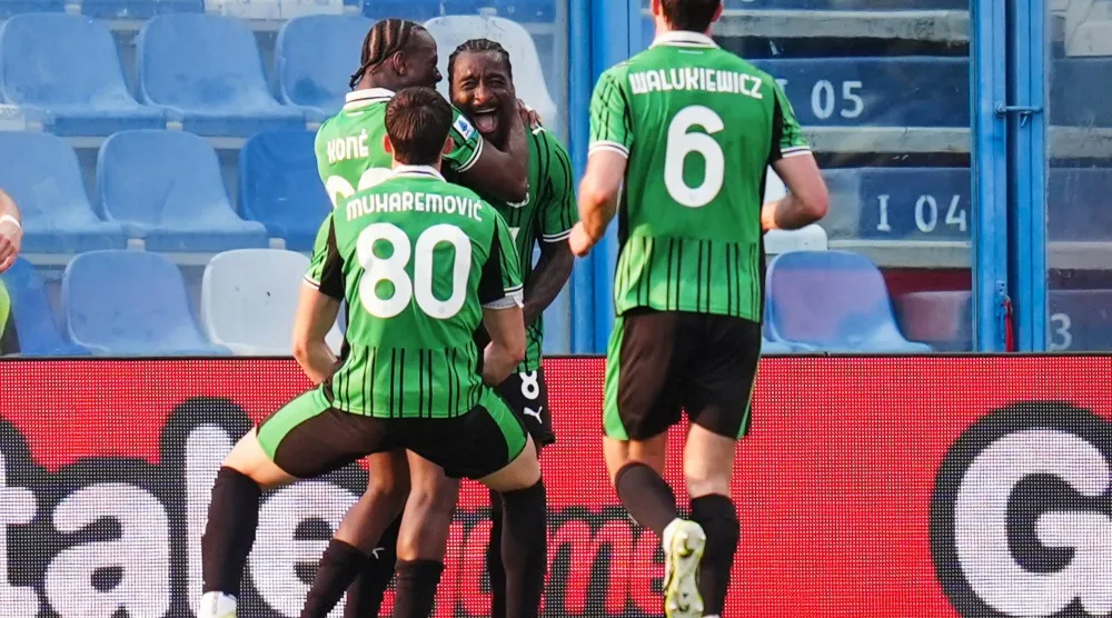 مبالا نزولا لاعب ساسولو يحتفل مع زملائه بعد تسجيل الهدف الثاني (أ.ب)