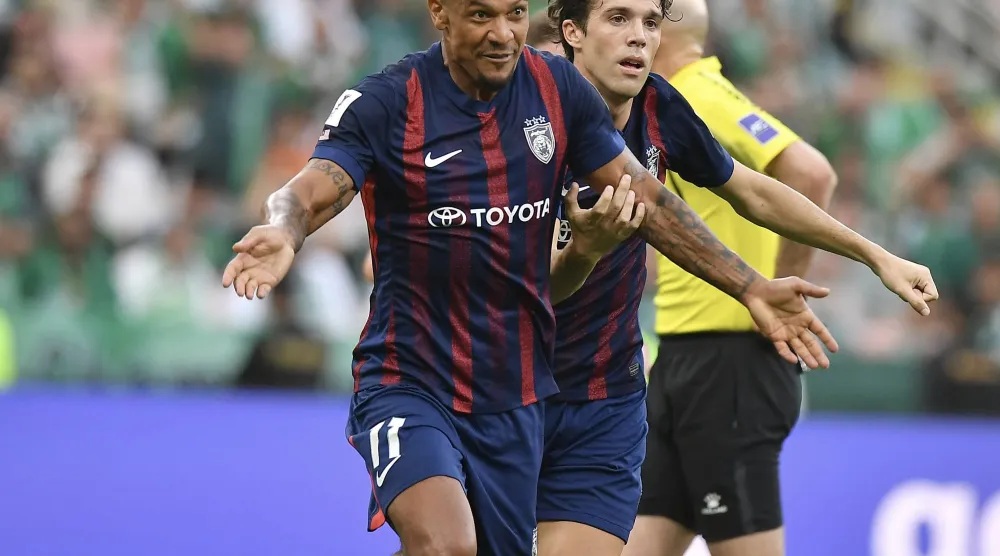 جايرو داسيلفا تعرض لإصابة قوية أثناء المباراة (النادي الأهلي) 