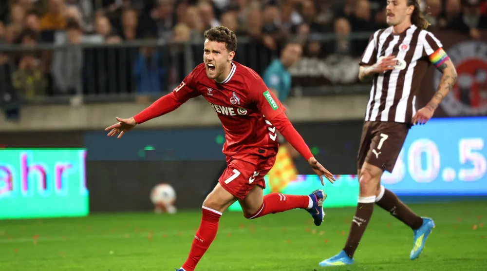 لاعب كولن لوكا فالدشميت يحتفل بتسجيل هدف أمام سانت باولي (د.ب.أ)