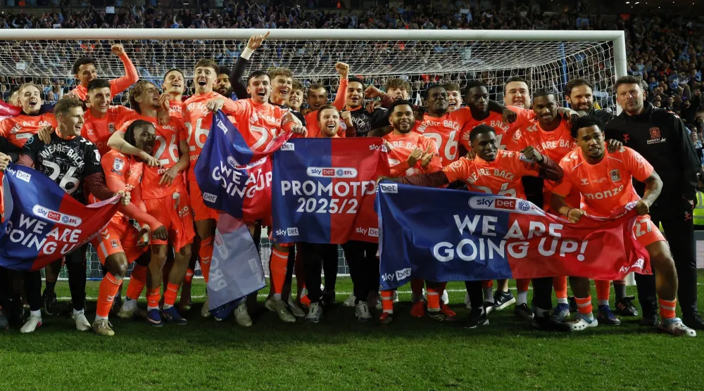 لاعبو «كوفنتري سيتي» يحتفلون بالصعود إلى الدوري الإنجليزي الممتاز (رويترز)