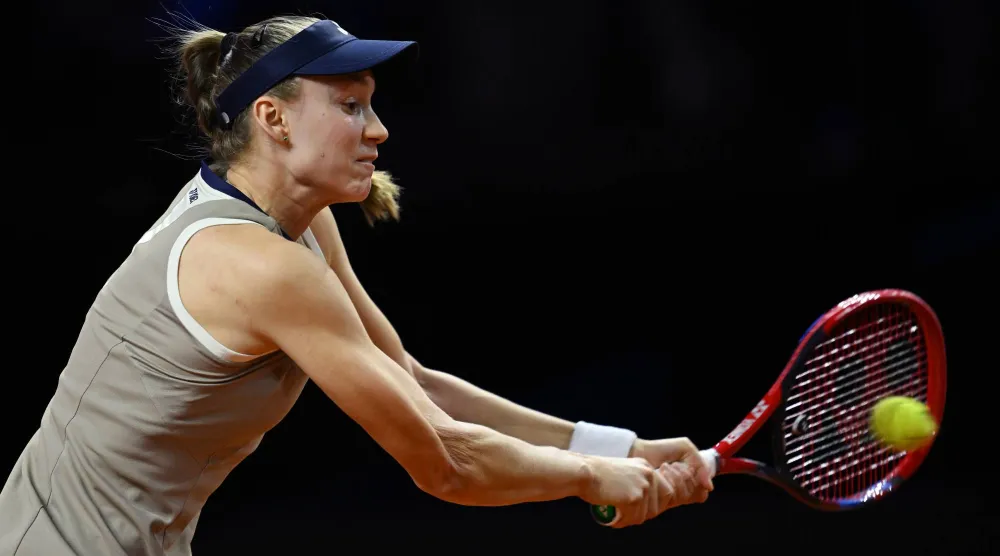 اللاعبة الكازاخستانية يلينا ريباكينا خلال مواجهة الكندية ليلى آني فيرنانديز (د.ب.أ)