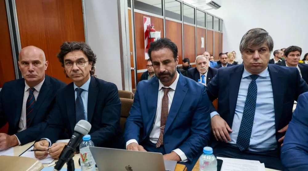 الطبيب السابق لأسطورة كرة القدم الأرجنتينية دييغو مارادونا، ليوبولدو لوكي (وسط)، يظهر أمام المحكمة خلال جلسة تمهيدية في محاكمة تتعلق بوفاته (أ.ف.ب)