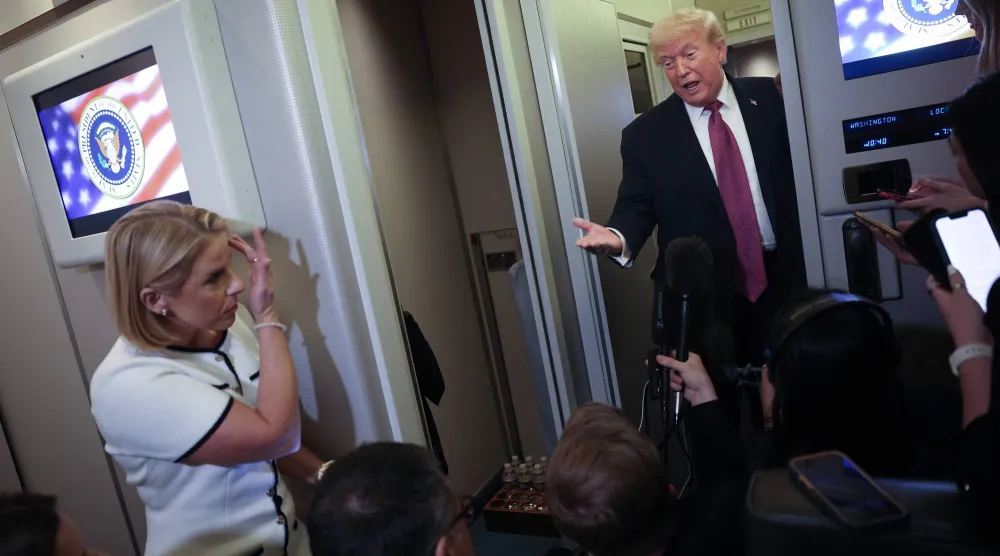 ترمب متحدثاً للصحافيين على متن الطائرة الرئاسية (ا.ف.ب)