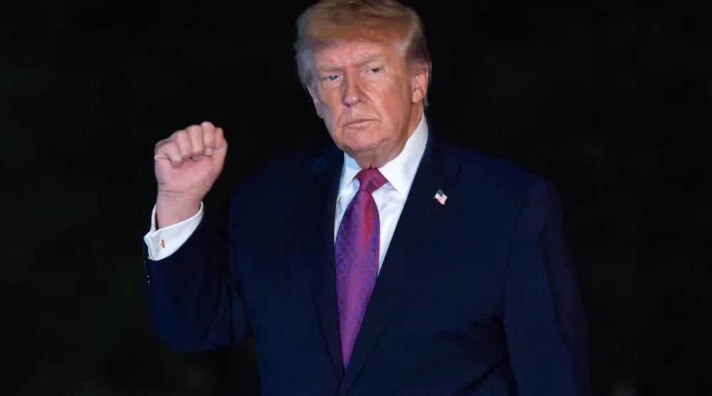 الرئيس الأميركي دونالد ترمب بعد وصوله إلى البيت الأبيض مساء الجمعة (أ.ب)