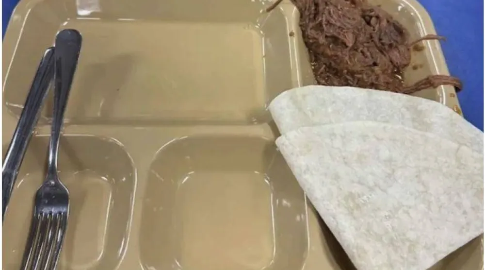 وجبة متواضعة تم تصويرها على متن يو إس إس طرابلس (صحيفة «يو إس إيه توداي»)