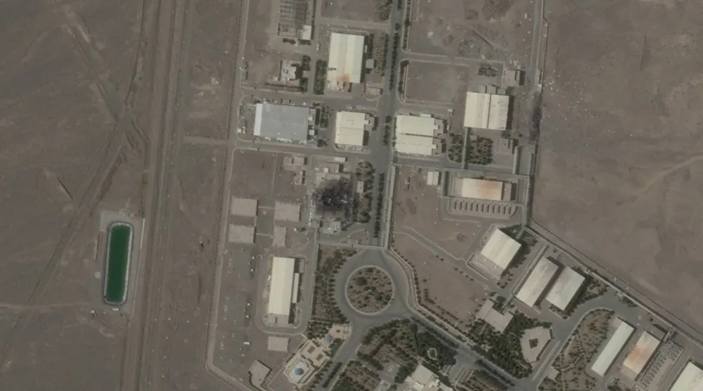 صورة التقطها قمر اصطناعي يوم 17 يونيو 2025 تُظهر مبنى مُدمّراً في موقع نطنز النووي بإيران (بلانيت لابز - رويترز)