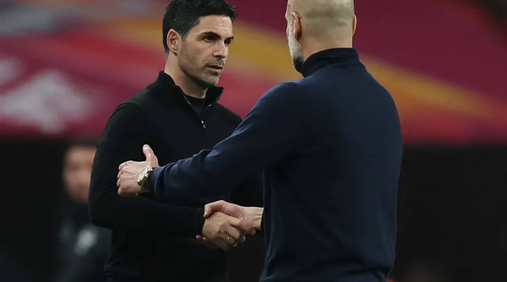 لقاء بين المدربين غوارديولا وأرتيتا (رويترز)