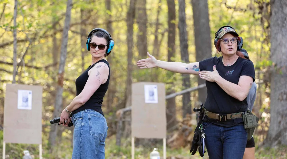 المدرّبة كلارا إليوت تعطي تعليماتها (أ.ف.ب)