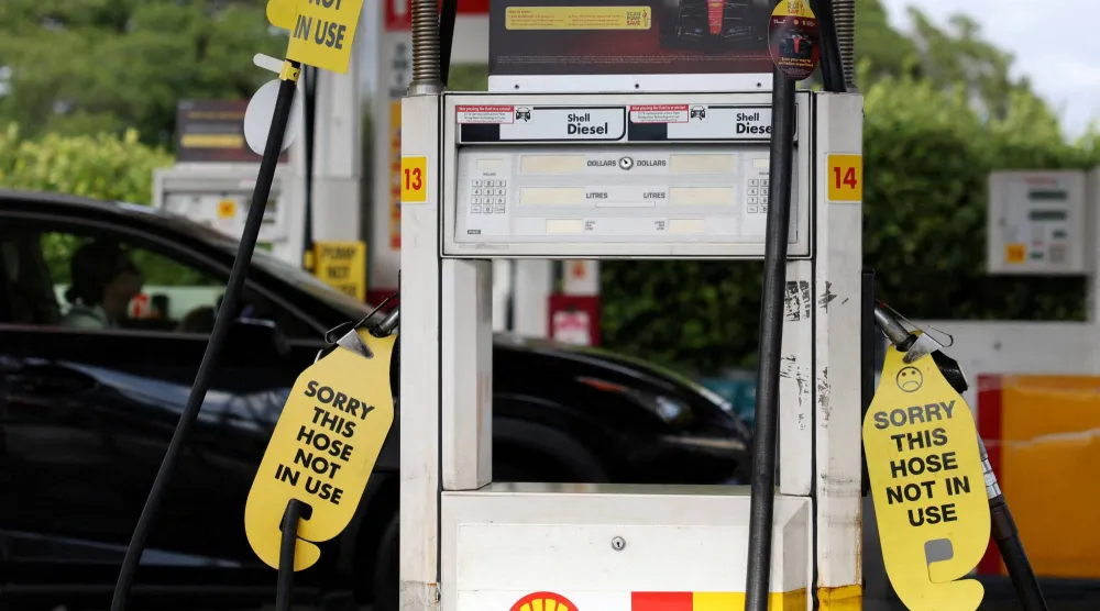 لافتات معروضة على موزعات وقود فارغة بإحدى محطات الوقود في سيدني 30 مارس 2026 (رويترز)