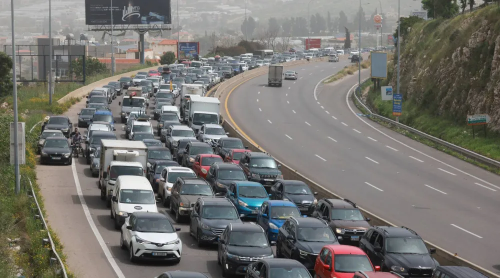 لبنانيون يعودون لقرى الجنوب (رويترز)