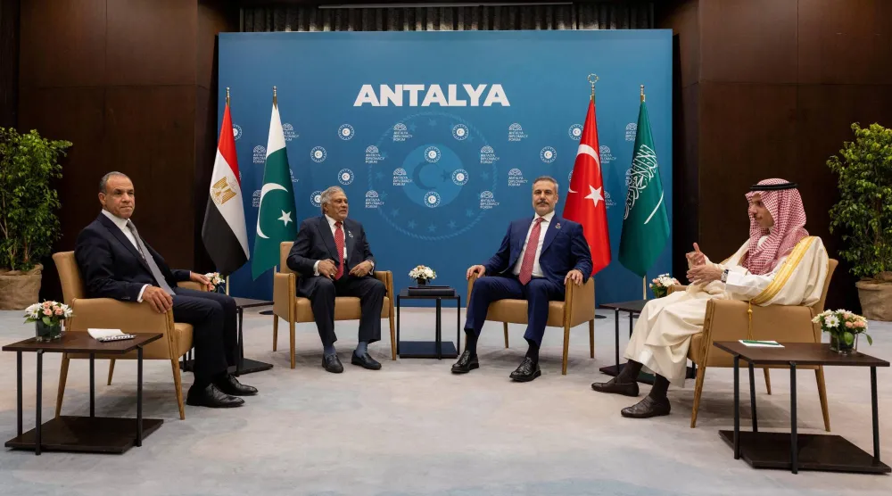 وزراء خارجية تركيا والسعودية ومصر وباكستان خلال اجتماعهم في أنطاليا لمناقشة جهود وقف حرب إيران (رويترز)