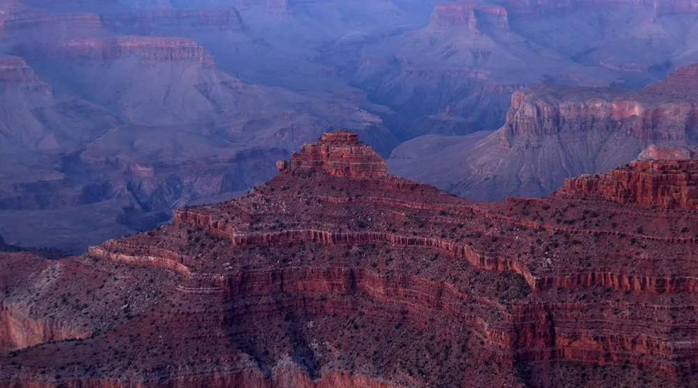 قطرةٌ تلو أخرى حتى تغيَّر شكل المكان (رويترز)