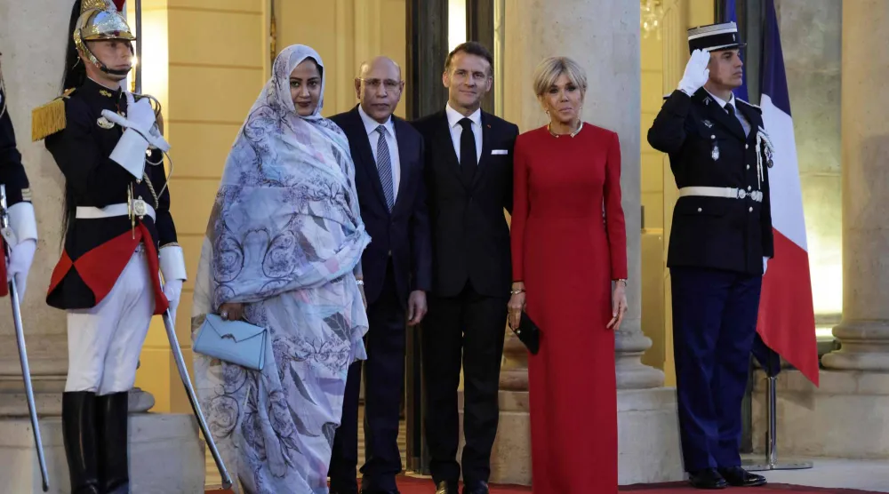 الرئيس الفرنسي وحرمه يستقبلا ولد الغزواني وزوجته خلال زيارتهما إلى باريس (أ.ف.ب)