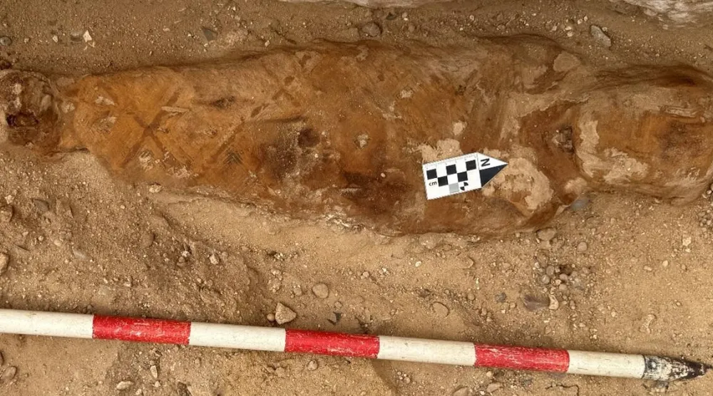 مومياء اكتُشفت داخل المقبرة (وزارة السياحة والآثار المصرية)