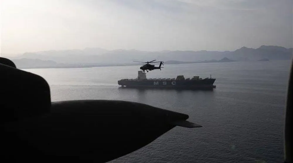 تحلق مروحية هجومية أميركية من طراز إيه إتش-64 أباتشي فوق مضيق هرمز الجمعة (سنتكوم)