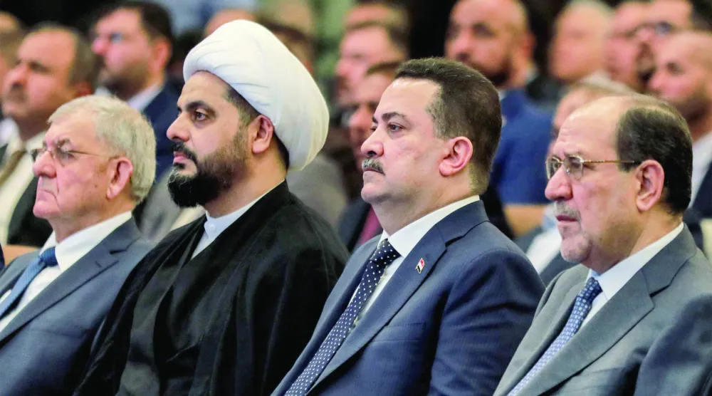 رئيس الحكومة العراقية محمد السوداني يتوسط نوري المالكي وقيس الخزعلي خلال اجتماع في بغداد (أرشيفية - أ.ف.ب)