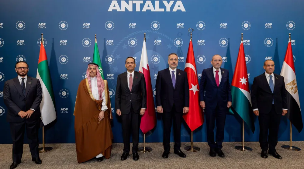 صورة تذكارية للوزراء والمسؤولين المشاركين في الاجتماع حول غزة على هامش منتدى أنطاليا الدبلوماسي في جنوب تركيا السبت (الخارجية التركية)