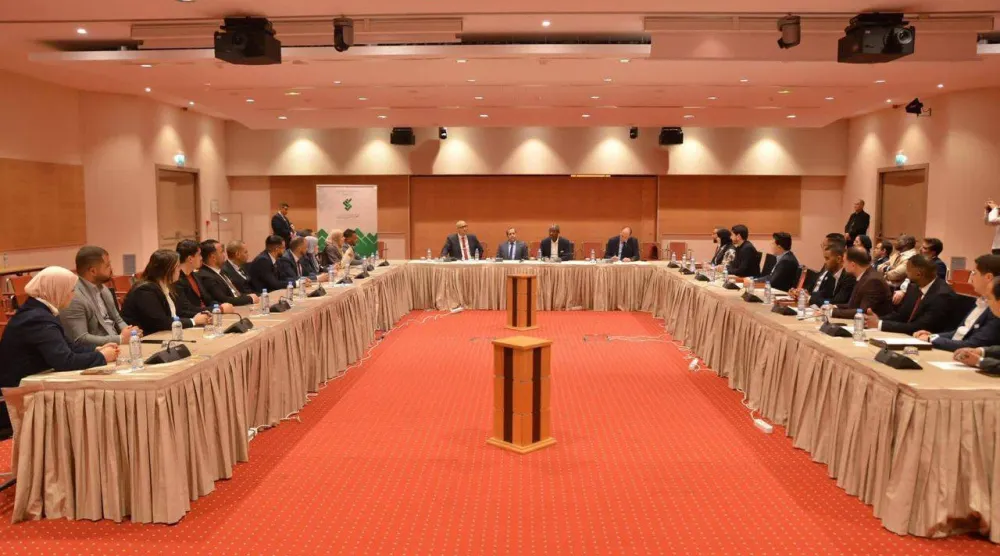 رئيس سلطة الانتخابات مع وزير الشباب ومستشارين بالرئاسة في لقاء مع كوادر من هيئة الانتخابات (السلطة)