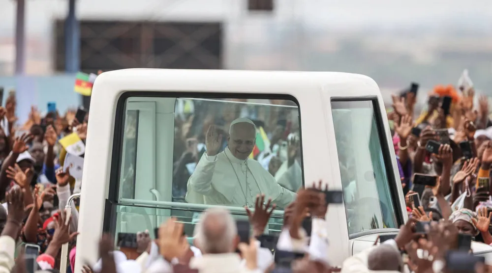 البابا ليو الرابع عشر يحيّي الحشود خلال قداس في مطار ياوندي بالكاميرون اليوم (أ.ف.ب)