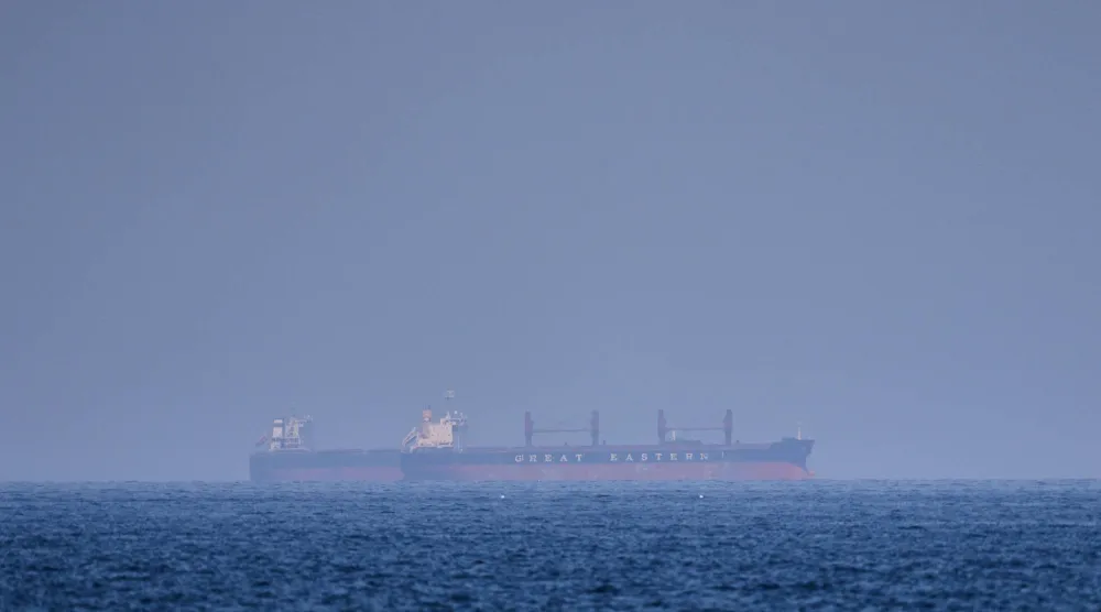 «الحرس» يحذّر السفن من الاقتراب من «هرمز»... وترمب يرفض «الابتزاز» (تغطية حية)