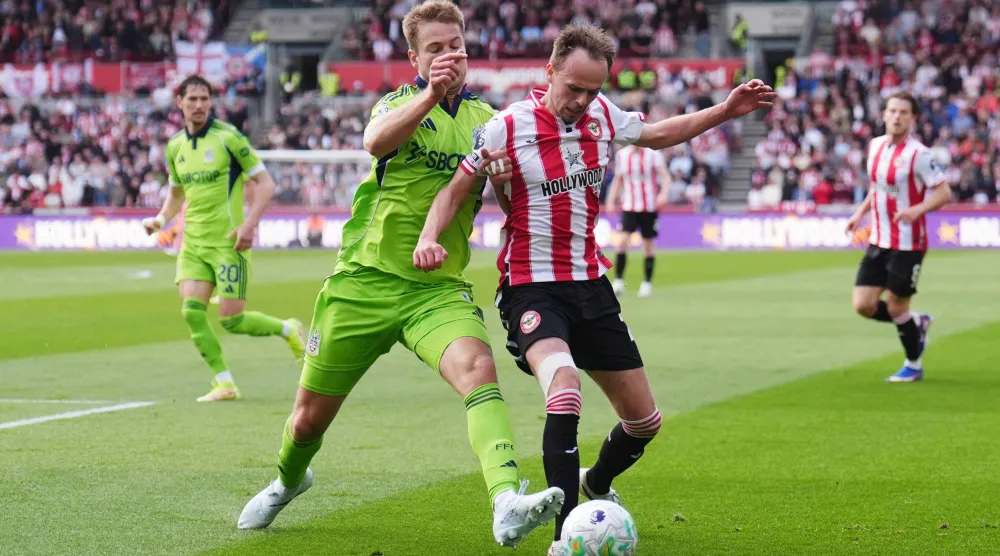 صراع على الكرة بين يواكيم أندرسن من فولهام وميكيل دامسغارد من برينتفورد (د.ب.أ)