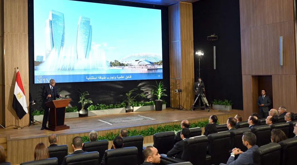 هشام طلعت مصطفى خلال إطلاقه المشروع الجديد في مجلس الوزراء المصري (الشرق الأوسط)