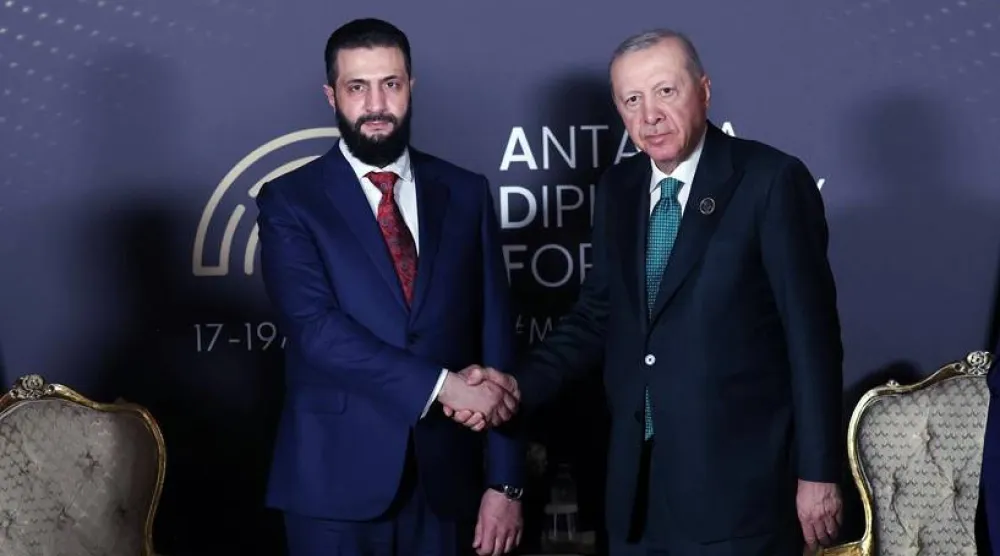 الرئيس التركي رجب طيب إردوغان خلال استقباله الرئيس السوري أحمد الشرع في منتدى أنطاليا الدبلوماسي الجمعة (الرئاسة التركية)