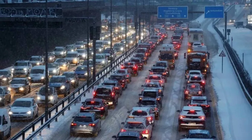 ازدحام السيارات في ساعة الذروة على الطريق السريع بالعاصمة الألمانية برلين (رويترز)