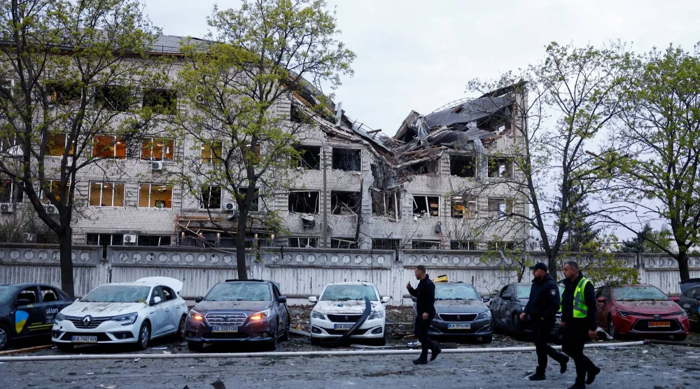 ضباط شرطة أوكرانيون في أحد شوارع كييف (رويترز)