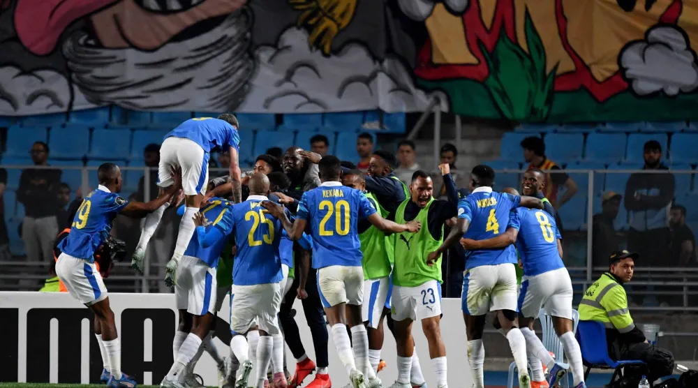 لاعبو ماميلودي صن داونز يحتفلون بتسجيل هدفهم الأول أمام الترجي الرياضي التونسي (أ.ف.ب)