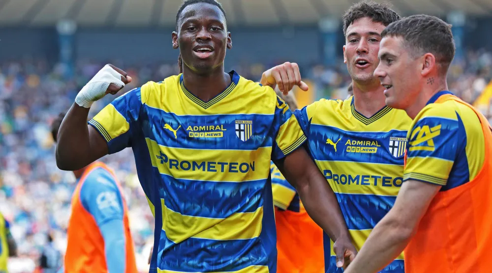 لاعب بارما هيرناني يحتفل بتسجيل الهدف الأول لفريقه مع زملائه أمام أودينيزي (د.ب.أ)