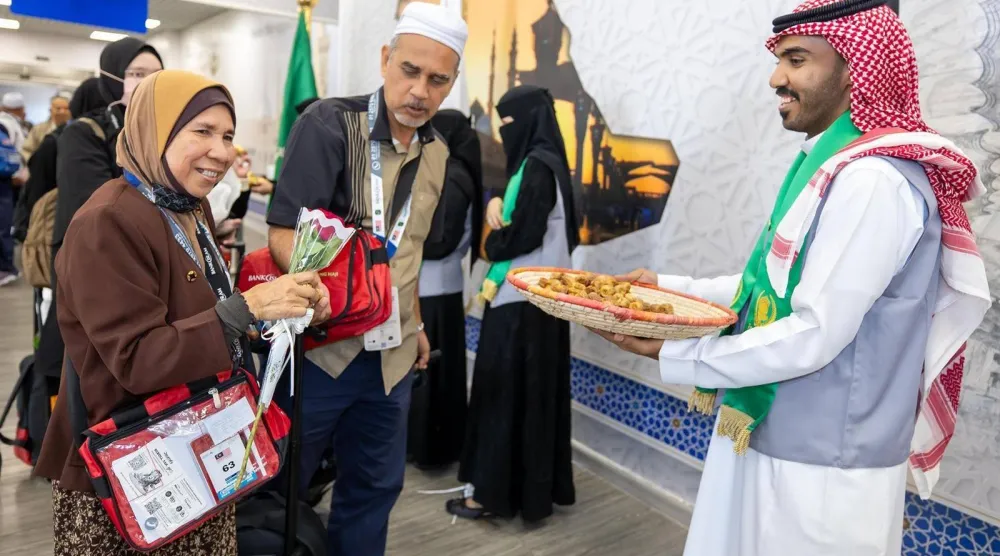 حفاوة سعودية بالحجاج بصالة مبادرة «طريق مكة» بمطار جناح الدولي بكراتشي (الداخلية السعودية)