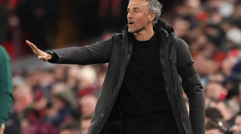 لويس إنريكي مدرب باريس سان جيرمان (أ.ف.ب)