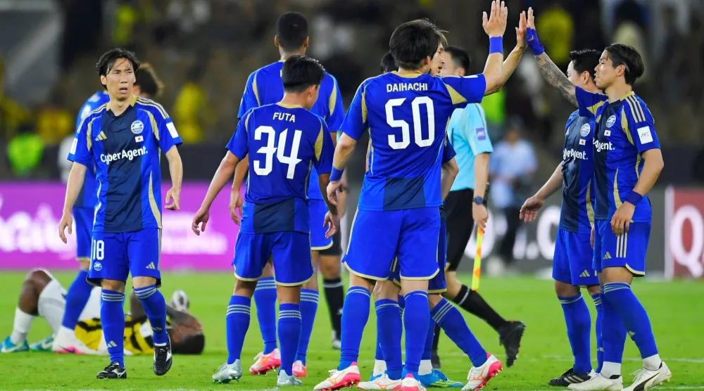 فريق ماتشيدا الياباني محتفلاً بالتأهل إلى نصف النهائي الآسيوي (واس)