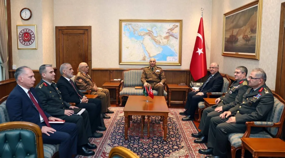 جانب من اجتماع وزير الدفاع التركي يشار غولر والوفد العسكري الليبي برئاسة رئيس الأركان محمد الحداد قبل ساعات من تحطُّم طائرتهم في ضواحي أنقرة بتاريخ 23 ديسمبر الماضي (الدفاع التركية)