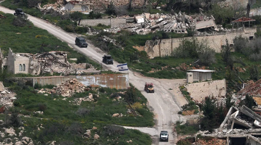 عربات تابعة للجيش الإسرائيلي على الجانب اللبناني من الحدود كما تظهر من الجليل الأعلى (إ.ب.أ)