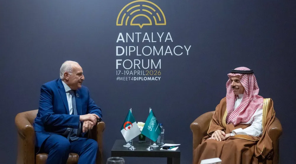 الأمير فيصل بن فرحان وزير الخارجية السعودي خلال لقائه نظيره الجزائري أحمد عطّاف (واس)