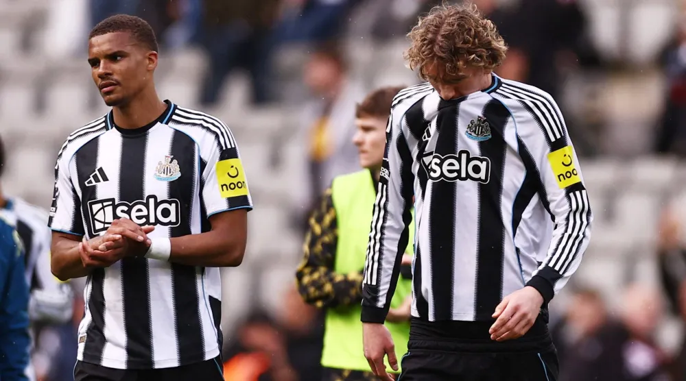 نيك وولتميد ومالك ثياو لاعبا نيوكاسل محبطان بعد المباراة (رويترز)