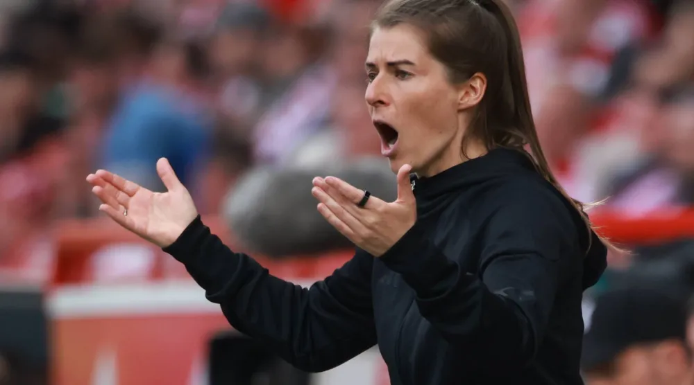 ماري لويز توجه لاعبيها خلال المباراة (إ.ب.أ)