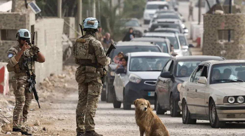 جنود فرنسيون في قوات الـ«يونيفيل» يقفون إثر بدء وقف إطلاق النار بالقرب من جسر القاسمية الذي تعرض لقصف إسرائيلي (رويترز)
