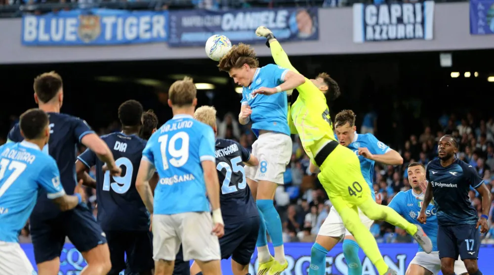 من مباراة لاتسيو ونابولي في الدوري الإيطالي (أ.ف.ب)