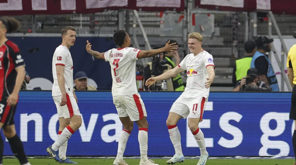فرحة لاعبي لايبزيغ بالهدف الثالث (إ.ب.أ)