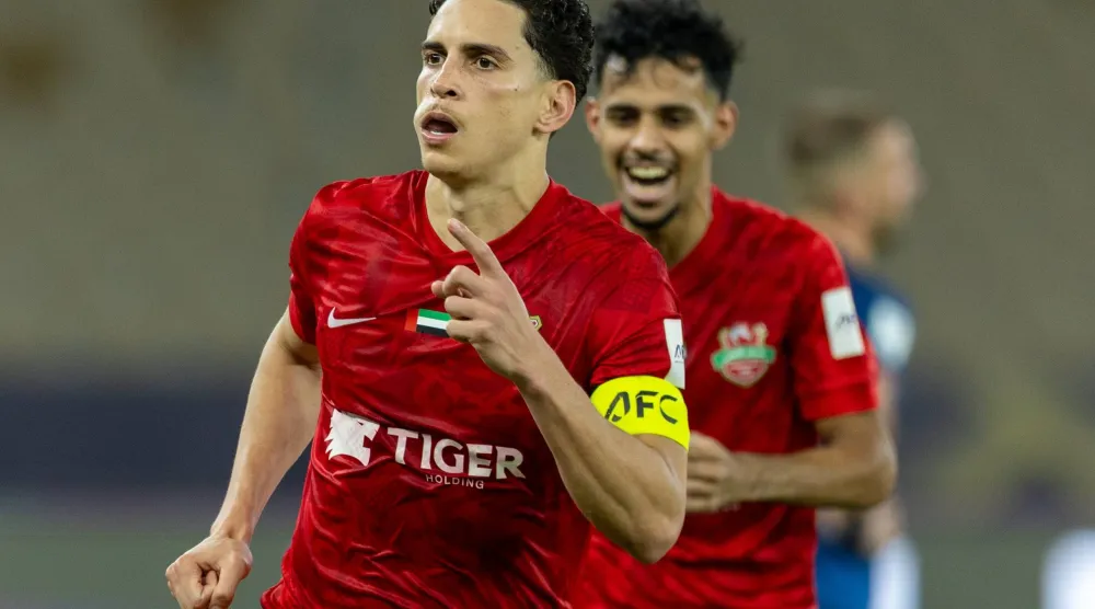 رينان فيكتور محتفلاً بهدف الفوز (نادي شباب الأهلي)