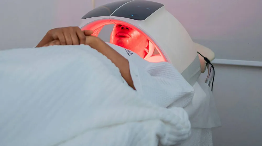 الأدلة العلمية تدعم بشكل متزايد الادعاء بأن العلاج بالضوء الأحمر يُحسّن ملمس البشرة ويُعزز نمو الشعر (بيكسلز)