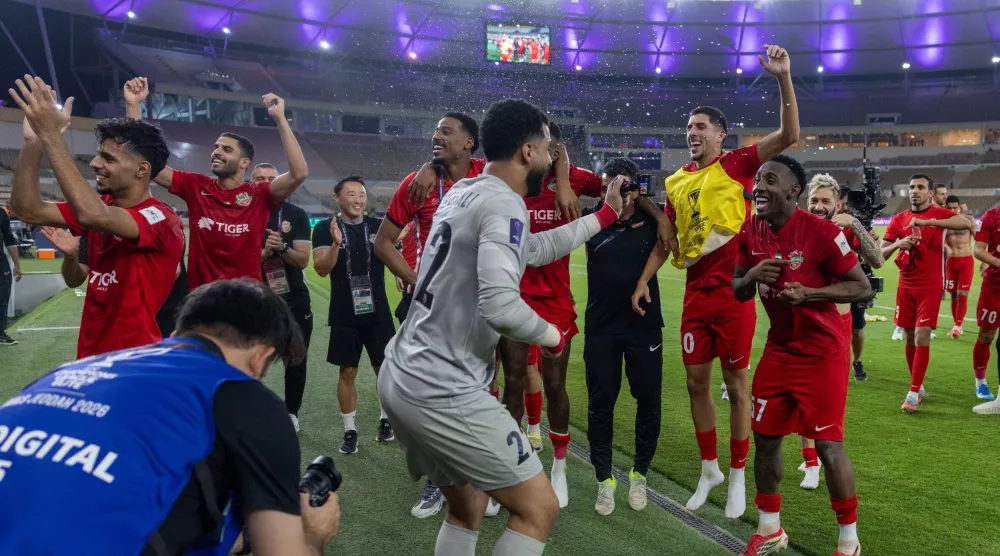 لاعبو شباب الأهلي يحتفلون بعد التأهل إلى نصف النهائي الآسيوي (واس)
