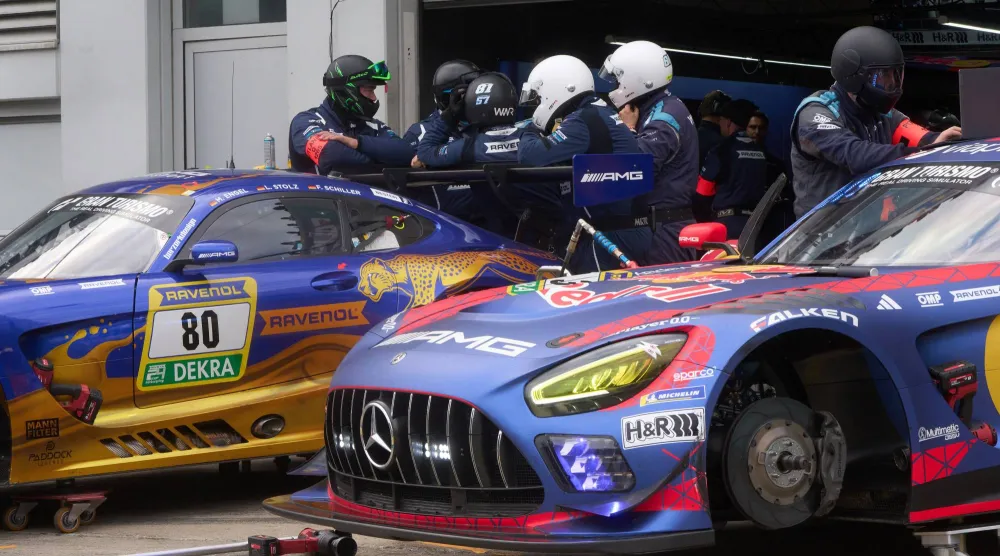 سيارة مرسيدس الخاصة بفيرستابن في الكراج الخاص بالسباق (إ.ب.أ)