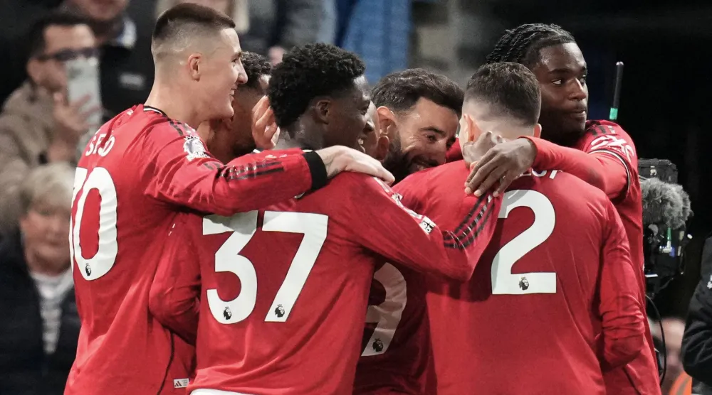 لاعبو اليونايتد يحتفلون بهدف الفوز على تشيلسي (أ.ب)